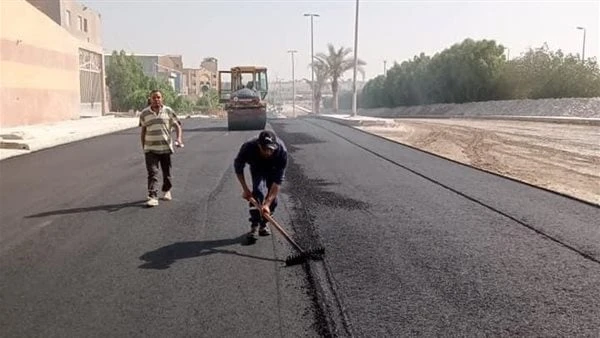 تنفيذ شبكة كهرباء سكن لكل المصريين ب 15 مايو تابع المهندس على سعد، رئيس جهاز تنمية مدينة ١٥ مايو، أعمال تمهيد بعض الطرق والبدء فى أعمال الطبقة