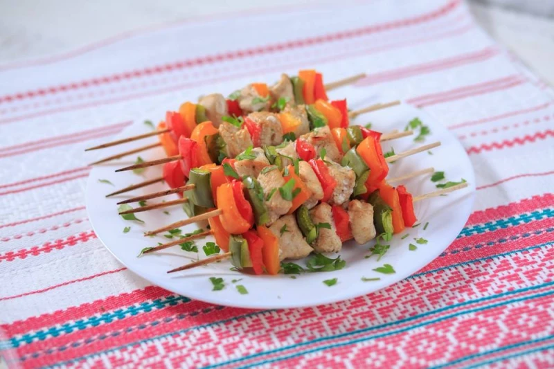 طريقة عمل شيش طاووق في الفرن وقت التحضير 30 دقيقة وقت الطهي 20 دقيقة الشيش طاووق من الوجبات الشهية وله أكثر من طريقة إعداد وتقديم، كما أنه من الوجبات المحببة للجميع، حضريه في الفرن