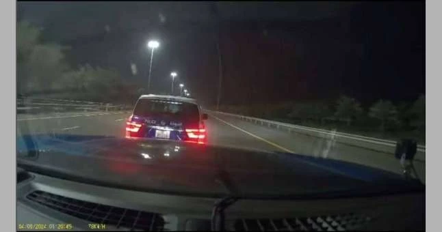 الإمارات.. شرطة أبوظبي تنقذ سائقا تعطل مثبت السرعة في مركبته لايف ستايل شاهد المقال التالي من صحافة البحرين عن الإمارات شرطة أبوظبي تنقذ سائقا تعطل