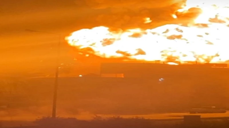 اندلاع حريق في مصنع بالمنطقة الصناعية الثانية بأكتوبر اندلع حريق في مصنع رويال للدهانات والصناعات الكيماوية بالمنطقة الصناعية الثانية بأكتوبر، في