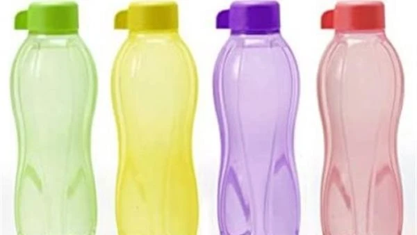 تحذير عاجل من عدم غسل زجاجة الماء بشكل كاف تفاصيل تساعدك زجاجات الماء القابلة لإعادة الاستخدام في الحفاظ على رطوبة جسمك، كما أنها تقلل من استخدام