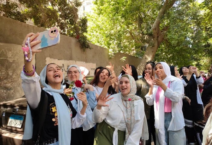 راجع واحسب درجاتك، إجابات امتحان الديناميكا للثانوية العامة 2024 أبدى طلاب الثانوية العامة شعبة علمي رياضيات، سعادتهم بسهولة امتحان مادة الديناميكا،