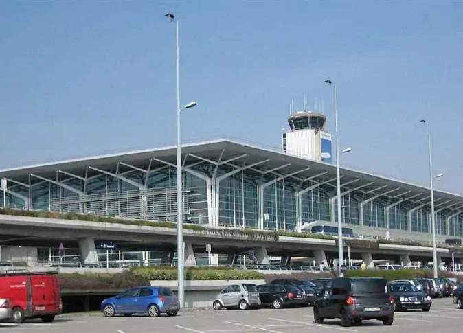 عاجل شرطة فرنسا تتلقى تحذير ب قنبلة في مطار بازل مولوزقنبلة في مطار بازل مولوز أفادت الشرطة الفرنسية اليوم الجمعة بتلقيها إنذارا بوجود قنبلة في مطار