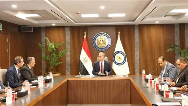 وزير البترول: نستهدف تلبية احتياجات المواطنين وتوفير الطاقة الكهربائية عقد المهندس كريم بدوى وزير البترول والثروة المعدنية اجتماعا بمقر الوزارة