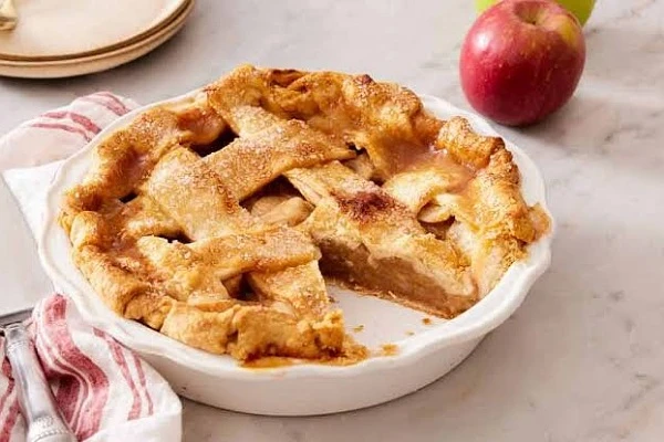 وصفة سهلة لعمل فطيرة التفاح اللذيذة.فطيرة التفاح هي واحدة من الحلويات الكلاسيكية التي تحبها الجميع. إليك وصفة بسيطة ولذيذة لتحضير فطيرة التفاح في المنزل.المكونات: 2 كوب من الدقيق 1