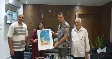 قنا ممدوح السنبسى أهدت مدرسة الطويرات الفنية الصناعية بنات بقنا درع المدرسة و بورتريه يدوي صممته طالبات المدرسة إلى الدكتور محمد السيد وكيل وزارة التربية والتعليم بقنا بمكتبه تقدير