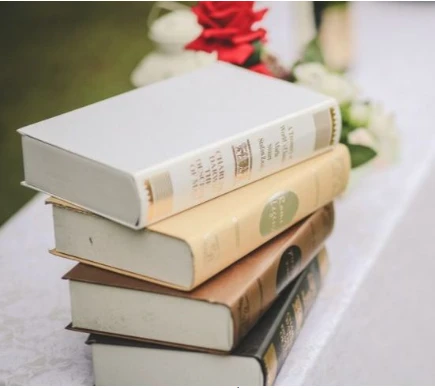 ما هو تفسير الكتاب في المنام للعزباء لابن سيرين؟ الكتاب في المنام للعزباء, الكتاب هو مجلد يحتوي على معلومات تم جمعها أو كتابتها تتحدث في فكرة معينة