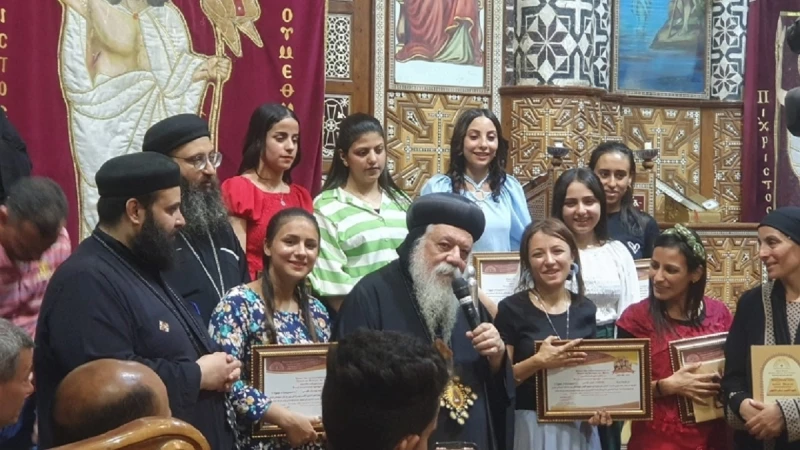 شاهد الأنبا ديمتريوس مطران ملوي يكرم فريق بانوراما برشا لفوزه بجائزة مهرجان كان السينمائيشاهد الأنبا ديمتريوس مطران ملوي يكرم فريق بانوراما برشا