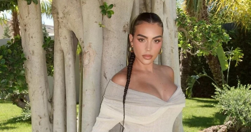 الفن و المشاهير: جورجينا رودريغيز تطل بفستان شفاف للغاية .. والجمهور مستفز من طريقة استعراضها لجسمها شاهد المقال التالي من صحافة لبنان عن جورجينا