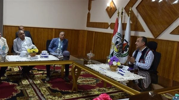 وزير قطاع الأعمال: نستهدف الحفاظ على الهوية الصناعية للشركات لدعم المنتج المحليعقد المهندس محمد شيمي وزير قطاع الأعمال العام، اجتماعا موسعا والأعضاء