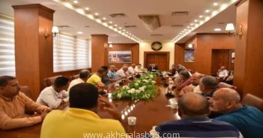 بورسغيد السيد بكري استجابة لمطلب قطاع كبير من السائقين بمحافظة بورسعيد ، خلال جولة اللواء أركان حرب محب حبشي محافظ بورسعيد ، أمس ، داخل الميناء البري