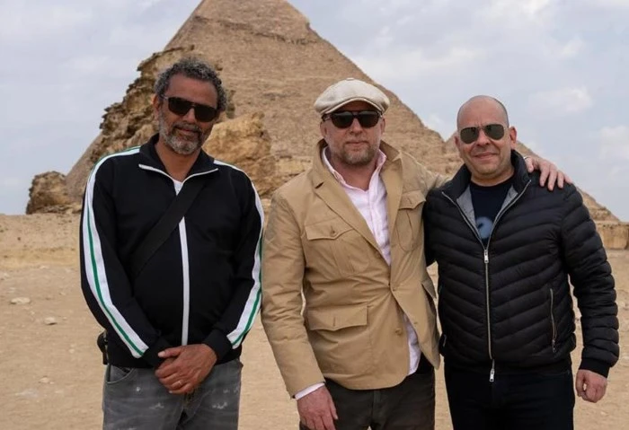 المخرج العالمي جاي ريتشي ينتهي من تصوير فيلمه في مصر احتفى المخرج العالمي جاى ريتشى بانتهاء تصوير مشاهد فيلم في مصر، وذلك بصورة من كواليس التصوير أمام الأهرامات بالجيزة.وكان حساب ل