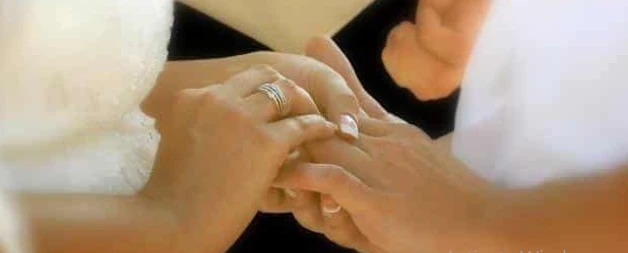 تفسير حلمت اني تزوجت وانا عزباء حلمت اني تزوجت وانا عزباء حلم قد تراه العزباء وترغب في الحصول على تأويل له، وفي الحقيقة حلم الزواج قد يحمل العديد من التفسيرات التي يمكن اختلافها حس