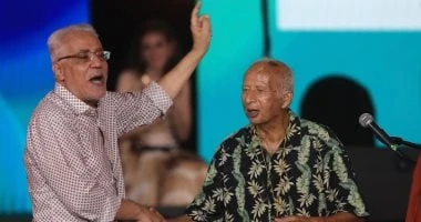 والد المطربة منى العطار يصعد على مسرح حفل فرقة المصريين ويصف شنودة بمايسترو مصر تعرف على التالي والد المطربة منى العطار يصعد على مسرح حفل فرقة المصريين ويصف شنودة بمايسترو مصر، صعد