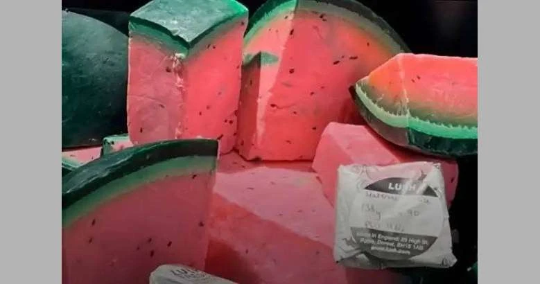 صابون البطيخ لعلاج الصدمات النفسية لأطفال غزة لايف ستايل شاهد المقال التالي من صحافة البحرين عن صابون البطيخ لعلاج الصدمات النفسية لأطفال غزة، أعلن متجر البريطاني لمستحضرات التجميل