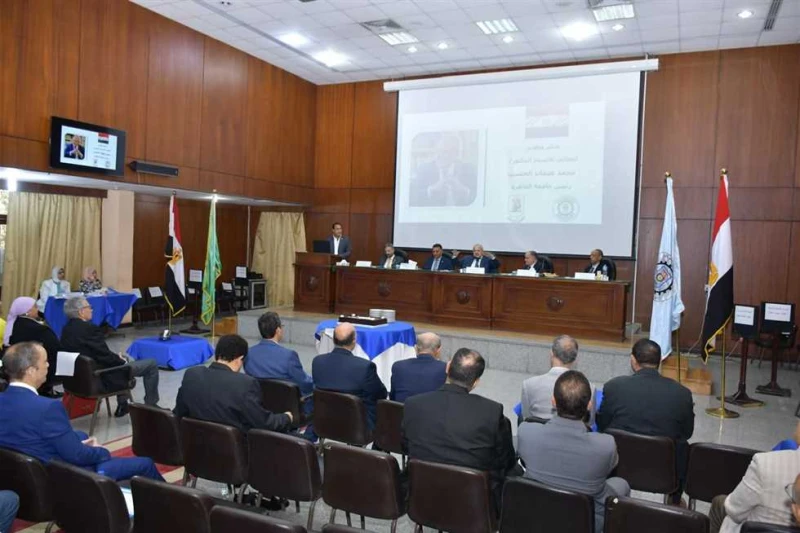 رئيس جامعة القاهرة يترأس مجلس كلية الهندسة: تخصص الرياضيات بالمرتبة 33 على العالم ترأس الدكتور محمد الخشت، رئيس جامعة القاهرة، اجتماع مجلس كلية