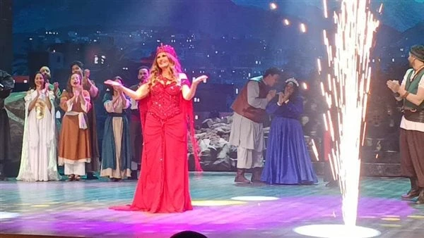 يسرا: مسرحية ملك والشاطر رائعة ومليئة بالتناغم والمحبة.. صور عبرت الفنانة يسرا عن سعادتها بالنجاح الكبير الذي حققته مسرحية ملك والشاطر التي رفعت شعار