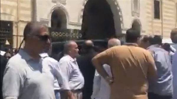 أحمد السقا فقط.. غياب تام لنجوم الفن عن جنازة محمد نصر غاب نجوم الفن عن تشييع جنازة الفنان محمد نصر الذي وافته المنيه فجر اليوم .وحضر فقط النجم أحمد