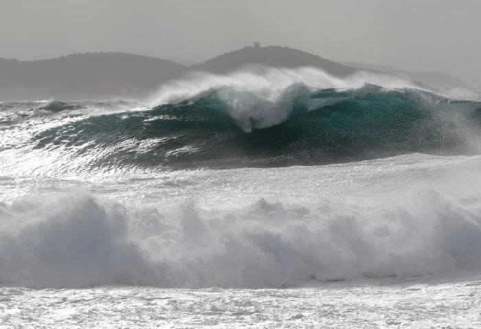 حقيقة حدوث تسونامي في البحر المتوسط؟ خبير باليونسكو يوضح (خاص) تسونامي البحر المتوسط، علق الدكتور عمرو حمودة، نائب رئيس اللجنة الدولية الحكومية لعلوم