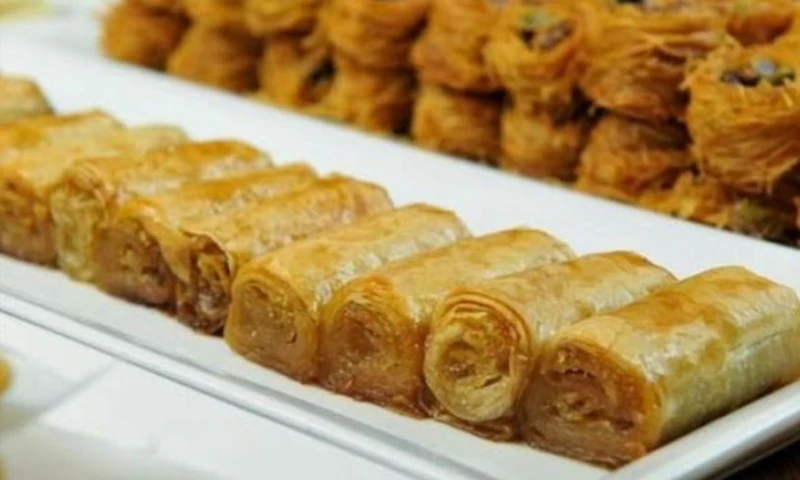 حلوى صوابع البقلاوةصوابع البقلاوة حلوى لبنانية لذيذة ومميزة ، إذ تصنع من عجينة هشة خفيفة وبحشوات مختلفة ، وتعد عجينة البقلاوة هي سر الطعم المميز لنجاحها بالرغم من سهولة تحضيرها نتع