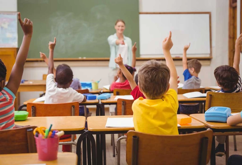 عادات صحيه يجب على الطفل تعلمهاعادات صحية جيدة يجب أن يتعلمها الطفل : مثل غسل الأيدي جيدا بالماء والصابون بصورة منتظمة ومتكررة، خاصة قبل تناول الطعام، وبعد استخدام المرحاض، وبعد نف