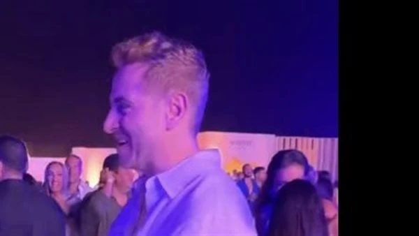 بعد تعرضه لحادث سير .. أحدث ظهور ل جلال الزكي قام الفنان عمرو وهبة بمشاركة جمهوره عبر حسابه الشخصي علي موقع انستجرام، فيديو خلال حضوره إحدى الحفلات،