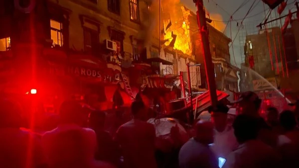 وفاة شخص وارتفاع عدد المصابين إلى 12 شخصا في حريق العتبة توفي شخص نتيجة الحريق الذي شب داخل مخزن ملابس أمام جراج العتبة في منطقة الرويعي، وذلك بعد