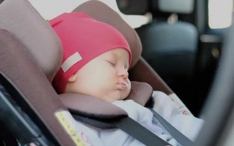 ابهات أخر زمن : ترك طفلتية في سيارته ويتنكر لهما في واقعة غريبة، شهدتها مدينة إسبانية، أنكر بريطاني علاقته بطفلتيه الصغيرتين، وتخلى عنهما. ووفق صحيفة الديلي ميل، دخل الرجل المعني إ