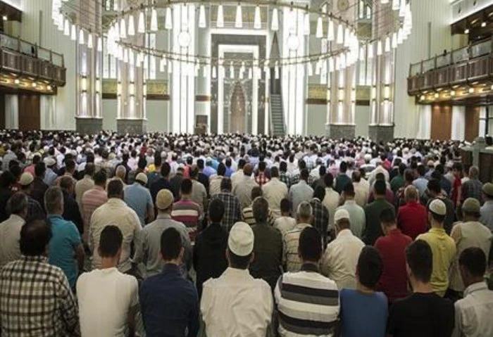 بث مباشر، شعائر صلاة الجمعة من مسجد الحسين بالقاهرة يقدم افاق عربية، بثا مباشرا لشعائر صلاة الجمعة من مسجد سيدنا الحسين في القاهرة، ويلقي الدكتور