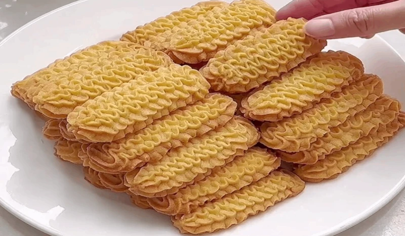 بسكويت الزبدة حضريه في دقائق بخطوات سهلة وسريعة وبيذوب في الفمبسكويت الزبدة هو من ألذ أنواع البسكويت على الإطلاق وذلك لطعمه الغني بالزبدة وقوامه