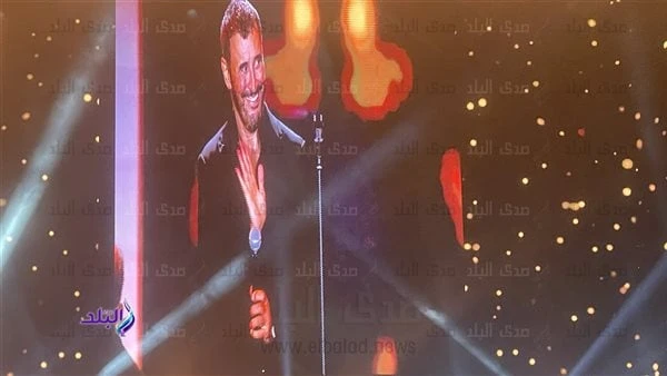 جنون جمهور كاظم الساهر بعد غناء الحب المستحيل في نهاية حفل العلمين تفاعل جمهور حفل كاظم الساهر بشكل حنون مع غنائه لأغنيته الشهيرة الحب المستحيل في