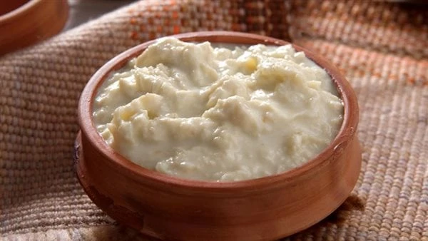 حلوى خليجية.. طريقة عمل المثرية الجنوبية المثرية الجنوبية، واحدة من الحلويات الشعبية التي يشتهر بها أهل الجنوب بالمملكة العربية السعودية، وهي عبارة