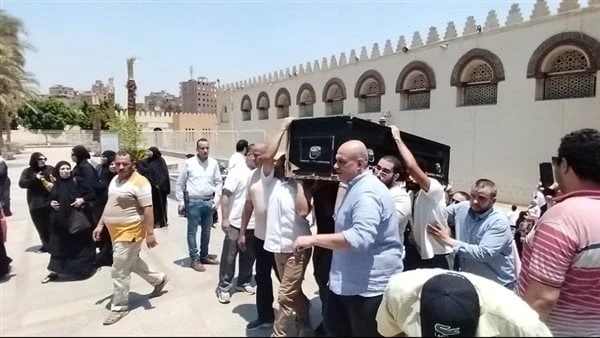 الانتظار أم تسريع الدفن.. مشاجرة بين أسرة الفنان أحمد فرحات بالمقابر حدثت مشاجرة بين أسرة الفنان الراحل أحمد فرحات، حول دفن جثمان الفقيد في المقابر،