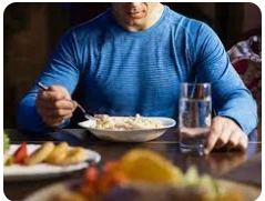 أهم تأويلات ابن سيرين لرؤية الميت يأكل في المنام أهم تأويلات ابن سيرين لرؤية الميت يأكل في المنام يعتقد المفسرون أن الحلم يشير إلى الخير ويحمل الكثير