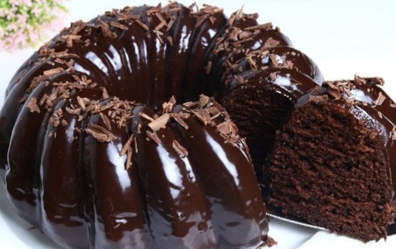 كيكة الشوكولاتة الهشة حضريها في 10 دقائق بمكونات بسيطة متوفرة في البيت على الرغم من تعدد نكهات الكيكة واختلاف طرق تحضيرها إلا كيكة الشوكولاتة مازالت