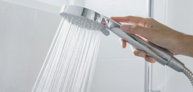 ما هي طريقة الاغتسال من الدورة الشهرية اسلام ويبالاغتسال بعد الدورة الشهرية هو خطوة أساسية في الطهارة والنظافة الشخصية في الإسلام، وتبدأ العملية بالنية القلبية للتطهر، و الاغتسال ل