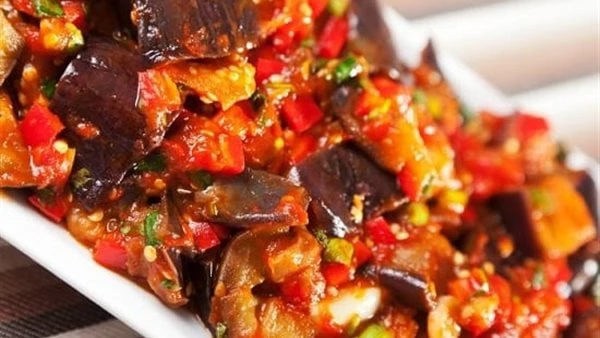 طريقة عمل طاجن المسقعة بالخضار واللحم المفرومتقدم الشيف دينا علي، طريقة عمل طاجن المسقعة بالخضار واللحم المفروم، تعد هذه الوصفة طبقا لذيذا وشهيا، حيث يتكامل طعم اللحم المفروم مع ال