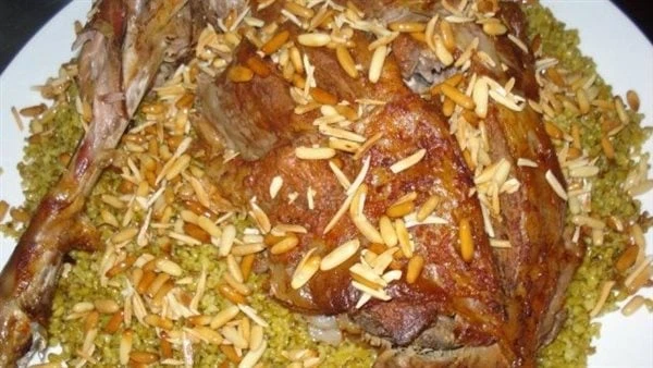 من المطبخ الخليجي.. طريقة عمل منسف البادية خطوة بخطوةتعتبر طريقة عمل منسف البادية من الأكلات الخليجية، و هو أحد وصفات اللحوم التي تصلح للمناسبات و