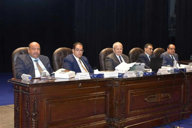 مجلس جامعة القاهرة يعتمد الحسابات المالية: الأرصدة بلغت 5.5 مليار جنيه عقد مجلس جامعة القاهرة، اجتماعه الشهري برئاسة الدكتور محمد الخشت، بقاعة