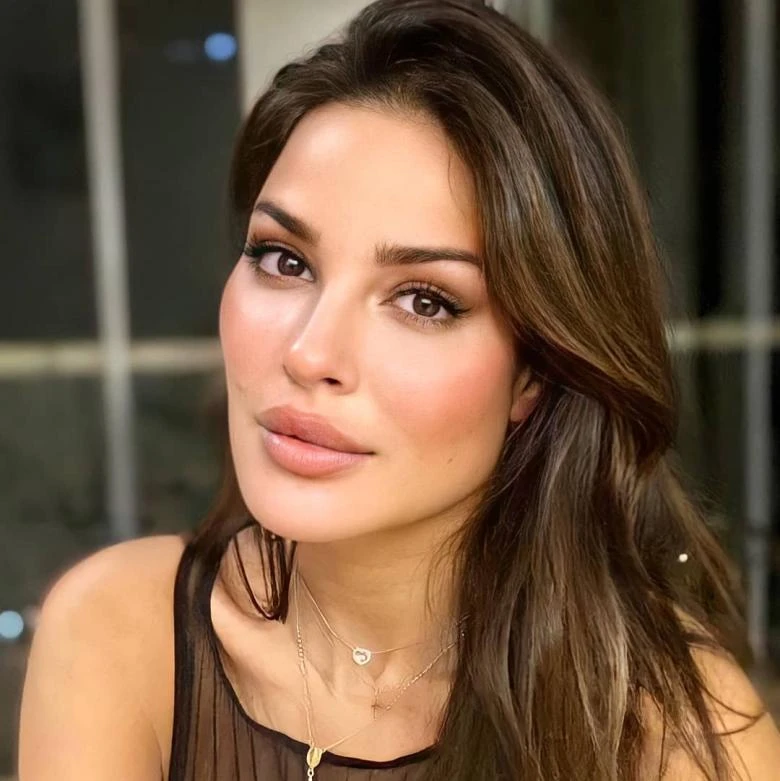 نادين نجيم تحتفل بلا خطيبها افاق عربية - احتفلت الممثلة نادين نسيب نجيم بنجاح علامتها التجارية التي تحمل اسمها والتي تتكون من مستحضرات تجميل.وانتشرت