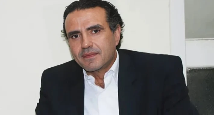 محمد صلاح الزهار ينعي محمود العلايلي يااااه يا محمود .. الله يرحمكقبل اشهر قليلة هاتفني الصديق العزيز محمود العلايلي ودعاني للقاءه بعيادته التي كان يخطط لتحويلها الي مكتب للقراءة و