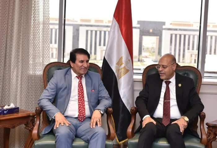 وزير العمل يستقبل وفدا من النقابة العامة للعاملين بالبترول والكيماويات الأردنية (صور) استقبل محمد جبران وزير العمل ،صباح اليوم الأحد، بمقر الوزارة