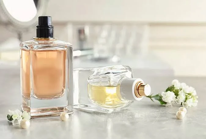 عطور صيفية ساحرة.. تضيف لمسة من الأناقة والجاذبية لإطلالتكومع حلول الصيف، يبدأ تجدد الشغف بعطور تعكس روح ذلك الموسم الدافئ والملئ بالحيوية. فان العطور الصيفية تشتهر وتمتاز بتركيبات