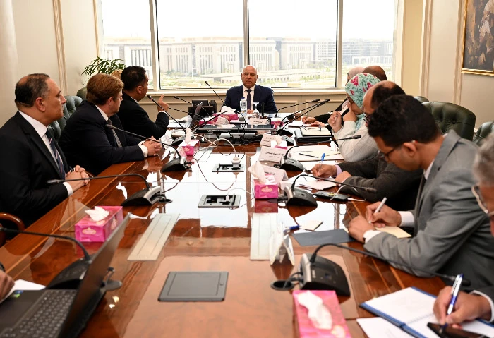 مصر تبدأ إنتاج حمض الفوسفوريك باستثمارات 3 مليار دولار وشراكة أجنبية عقد الفريق مهندس كامل الوزير نائب رئيس مجلس الوزراء للتنمية الصناعية وزير الصناعة والنقل، لقاء موسعا مع وفد شرك