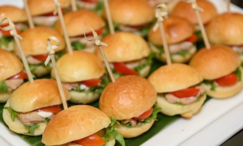 طريقة عمل الساليزون لمخبوزات الحفلات الشهية بطريقة سهلة في المنزل الساليزون هو نوع من المخبوزات الشهية التي تقدم عادة في الحفلات والمناسبات الخاصة،