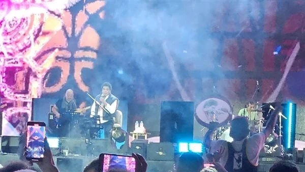 حارة السقايين وأبو الطاقية.. محمد منير يشعل حفل مهرجان العلميناشعل المطرب محمد منير حفل افتتاح الدورة الثانية من مهرجان العلمين بغناء مجموعة من أشهر