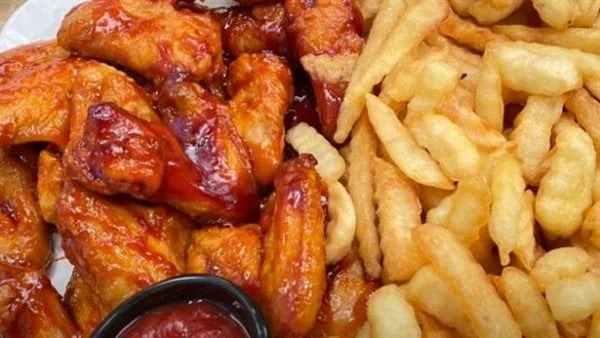 أكلة لذيذة وسريعة التحضير.. طريقة عمل أجنحة الدجاج المشويةتقدم الشيف نجلاء الشرشابي طريقة تحضير أجنحة الدجاج المشوية، وهي أكلة لذيذة وسريعة