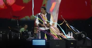 محمد منير يقدم التحية للشعب الفلسطينى ويغنى يالعمارة فى مهرجان العلمين.. صور تعرف على التالي محمد منير يقدم التحية للشعب الفلسطينى ويغنى يالعمارة فى