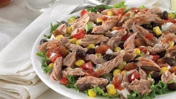 وصفة سهلة وخفيفة.. طريقة عمل سلطة الخضار بالتونةتعتبر طريقة عمل سلطة الخضار بالتونة، من الوصفات السهلة والخفيفة، يمكن تقديمها كمقبلات خفيفة على