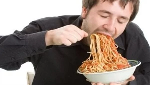 ليست السمنة فقط.. الإفراط في تناول الطعام يصيب بمرض خطيريعاني بعض الأشخاص من عدم السيطرة على الشهية عند تناول الطعام والتهام كميات كبيرة منه. ولكن ما